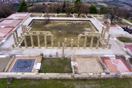 Vergina, Griechenland -5. Januar 2024: Eine Luftaufnahme des Palastes von Aigai nach 16 Jahren Restaurierung. Im Palast wurde Alexander der Große zum König der Mazedonier gekrönt