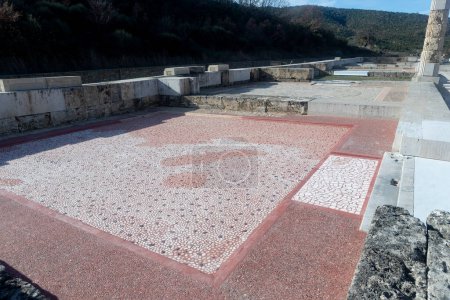 Vergina, Griechenland -5. Januar 2024: Der Palast von Aigai nach 16 Jahren Restaurierung. Im Palast wurde Alexander der Große zum König der Mazedonier gekrönt. Mosaik-Detail