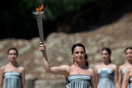 Téléchargez les photos : Olympia, Grèce - 15 avril 2024 : Dernière répétition générale de la cérémonie d'allumage de la flamme olympique pour les Jeux Olympiques d'été de Paris 2024 à Olympie antique, Grèce - en image libre de droit