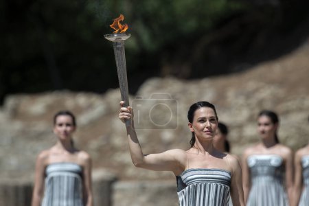 Téléchargez les photos : Olympia, Grèce - 15 avril 2024 : Dernière répétition générale de la cérémonie d'allumage de la flamme olympique pour les Jeux Olympiques d'été de Paris 2024 à Olympie antique, Grèce - en image libre de droit