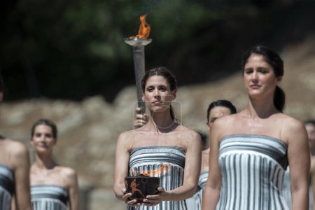 Foto de Olympia, Grecia - 15 de abril de 2024: Ensayo final de la ceremonia de encendido de la llama olímpica para los Juegos Olímpicos de París 2024 en la Antigua Olimpia, Grecia - Imagen libre de derechos