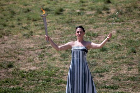 Foto de Olympia, Grecia - 15 de abril de 2024: Ensayo final de la ceremonia de encendido de la llama olímpica para los Juegos Olímpicos de París 2024 en la Antigua Olimpia, Grecia - Imagen libre de derechos