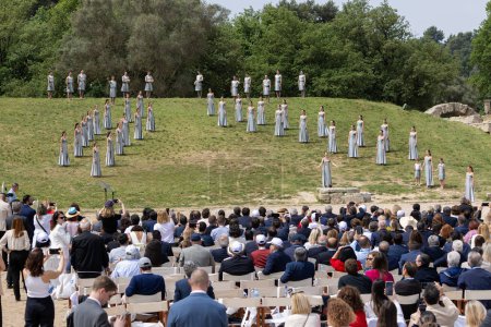 Foto de Olympia, Grecia - 15 de abril de 2024: Ceremonia olímpica de encendido de llama para los Juegos Olímpicos de París 2024 en la Antigua Olimpia, Grecia - Imagen libre de derechos