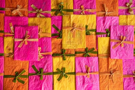 Téléchargez les photos : Enveloppes multicolores décorées avec des rubans et des arcs sont empilés ensemble sur la table, vue de dessus. Image de fond sur un thème de salutation et de vacances - en image libre de droit