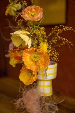 Téléchargez les photos : Belle et luxuriante bouquet d'été de fleurs de pavot île à l'intérieur - en image libre de droit