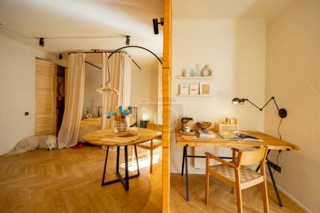 Téléchargez les photos : Vue intérieure de l'espace de travail avec une table en bois, salle à manger dans un studio élégant - en image libre de droit