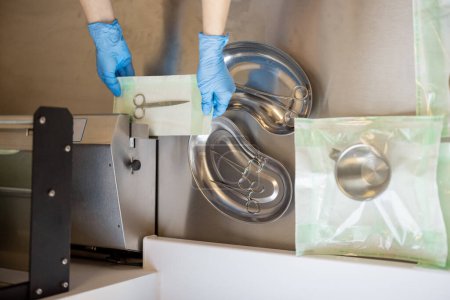 Foto de Proceso de esterilización y envasado de instrumentos quirúrgicos en la esterilización de la clínica, ver desde arriba - Imagen libre de derechos