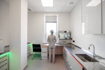 Foto de Trabajador médico trabaja en la sala de esterilización del quirófano - Imagen libre de derechos