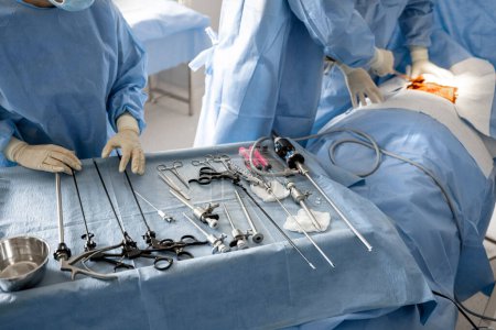 Foto de Tratamiento quirúrgico en curso, primer plano en la mesa con herramientas médicas. Concepto de cirugía invasiva real en quirófano - Imagen libre de derechos