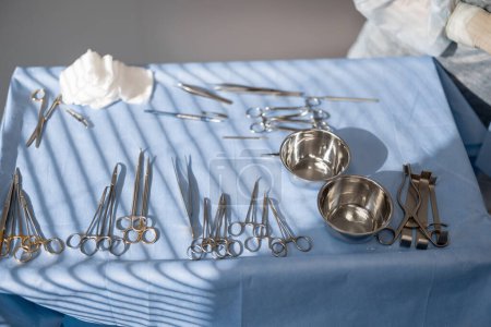 Foto de Instrumentos médicos para cirugía en el quirófano bellamente dispuestos sobre la mesa - Imagen libre de derechos