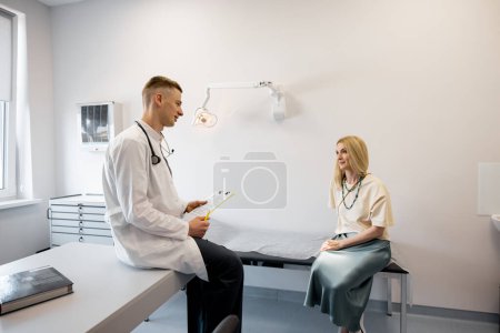 Foto de Paciente mujer adulta en consulta con gastroenterólogo en el consultorio médico. Médico con la mujer teniendo una conversación cercana durante la consulta médica - Imagen libre de derechos