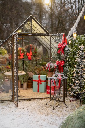 Foto de Bellamente decorado patio trasero con cajas de regalo, árbol de Navidad y coronas de flores en las vacaciones de invierno en el patio trasero - Imagen libre de derechos