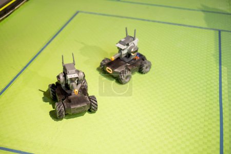 Foto de Coches de juguete robóticos para niños en un parque infantil en el museo de ciencias - Imagen libre de derechos