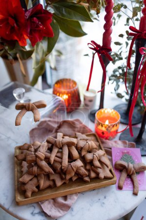 Téléchargez les photos : Beaucoup de pains d'épice en forme d'arc sur la table de fête pendant les vacances d'hiver - en image libre de droit