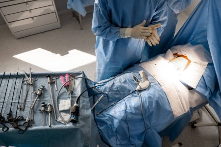 Téléchargez les photos : Traitement chirurgical en cours, vue d'en haut sur les outils médicaux et patient sur la table d'opération. Concept de véritable chirurgie invasive en salle d'opération - en image libre de droit