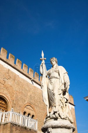 Foto de Treviso, Estatua dedicada a los Muertos de la Patria y el Palazzo dei Trecento detrás - Piazza Indipendenza - Imagen libre de derechos