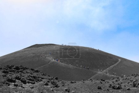 Foto de Trekking di escursionisti e turisti che camminano sul cratere del vulcano Etna-Sicilia - Imagen libre de derechos
