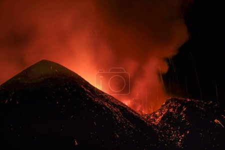 Photo for Esplosione di lava intensa  sul vulcano etna dal cratere  durante un eruzione vista di notte - Royalty Free Image