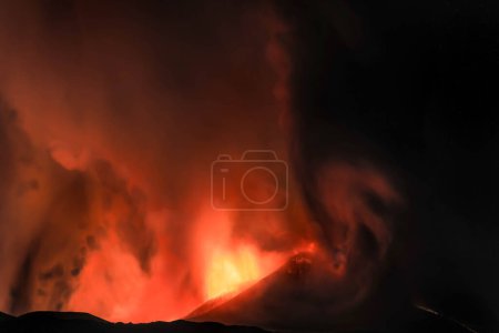Foto de Etna durante sugestiva eruzione di notte con grandi emissioni d - Imagen libre de derechos