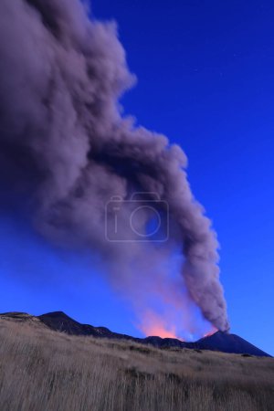 Photo for Etna durante suggestiva eruzione all'alba con grandi emissioni d - Royalty Free Image