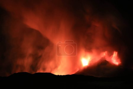 Photo for Etna durante suggestiva eruzione di notte con grandi emissioni d - Royalty Free Image