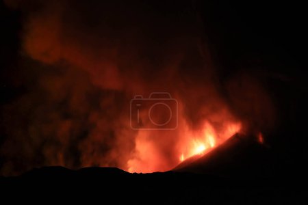 Foto de Etna durante sugestiva eruzione di notte con grandi emissioni d - Imagen libre de derechos
