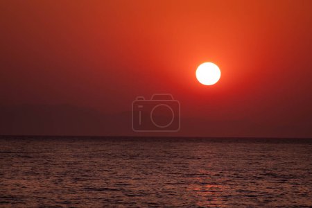 Foto de Sole che sorge all alba con cielo e luci calde color arancio - Imagen libre de derechos