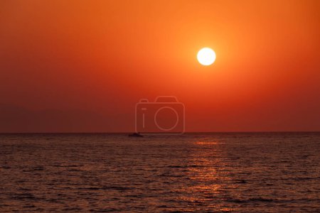 Foto de Sole che sorge all alba con cielo e luci calde color arancio - Imagen libre de derechos