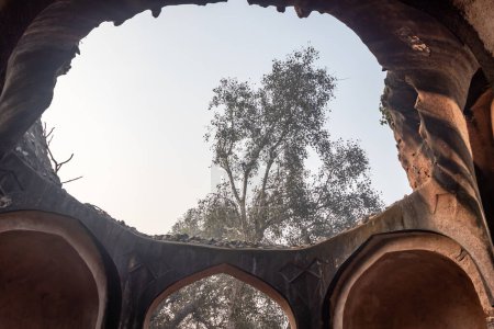 Téléchargez les photos : Ruines de fort de perspective unique le matin - en image libre de droit