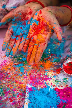 Téléchargez les photos : Main colorée à holi célébration avec multicolore de l'angle plat - en image libre de droit
