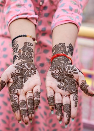 Téléchargez les photos : Main décorée avec tatouage au henné incroyable ou art mehndi d'angle plat - en image libre de droit