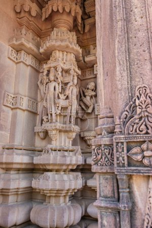 Téléchargez les photos : Hindou dieu idole unique gravé art sur le mur du temple à angle plat le matin - en image libre de droit