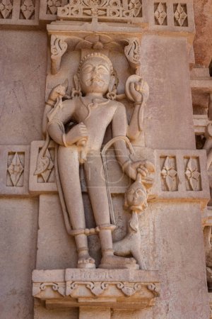 Téléchargez les photos : Hindou dieu idole unique gravé art sur le mur du temple à angle plat le matin - en image libre de droit