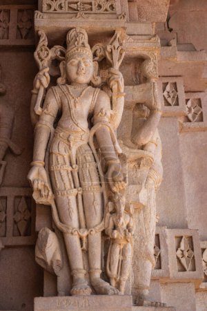 Foto de Dios hindú ídolo único grabado arte en la pared del templo desde el ángulo plano en la mañana - Imagen libre de derechos