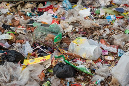 Foto de Desperdicio de basura artículos y plástico pide litro en abierto en el día desde diferentes ángulos - Imagen libre de derechos