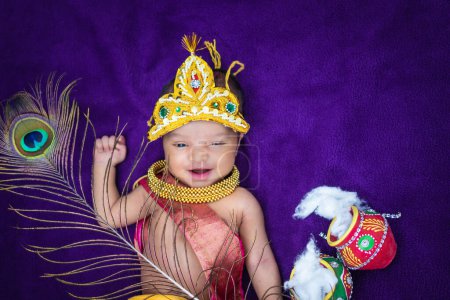 Téléchargez les photos : Nouveau-né garçon en krishna habillé avec des accessoires de perspective unique dans une expression différente - en image libre de droit