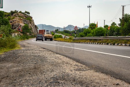Téléchargez les photos : Autoroute nationale avec véhicule passant à l'image du matin est prise à ajmer rajasthan Inde sur Aug 19 2023. - en image libre de droit
