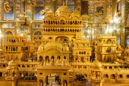 Téléchargez les photos : Miniature de l'ancienne ville sainte d'or Ayodhya d'angle plat image est prise à Soni Ji Ki Nasiya Jain Temple, Ajmer, Rajasthan, Inde sur Août 19 2023. - en image libre de droit