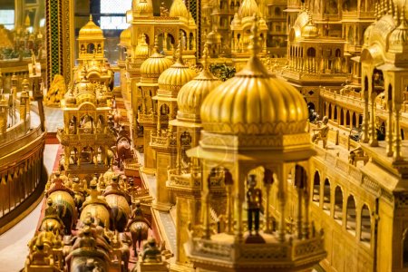 Téléchargez les photos : Miniature du temple d'or sacré de l'Inde antique sous différents angles image est prise au temple Jain Soni Ji Ki Nasiya, Ajmer, Rajasthan, Inde le 19 août 2023. - en image libre de droit