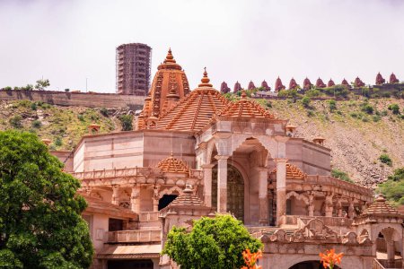Téléchargez les photos : Temple artistique de jain de pierre rouge le matin à partir d'une image d'angle unique est prise à Shri Digamber Jain Gyanoday Tirth Kshetra, Nareli Jain Mandir, Ajmer, Rajasthan, Inde. - en image libre de droit