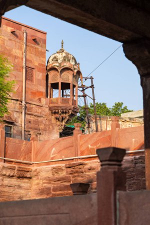 Foto de Antigua piedra roja arquitectura única en el día de la imagen de ángulo diferente se toma en Toorji ka Jhalra o stepwell jodhpur rajasthan india. - Imagen libre de derechos