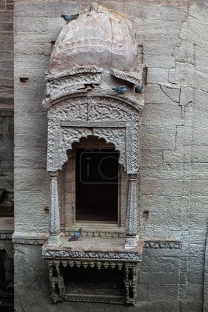 Foto de Antigua piedra roja arquitectura única en la imagen del día se toma en Toorji ka Jhalra o stepwell jodhpur rajasthan india. - Imagen libre de derechos