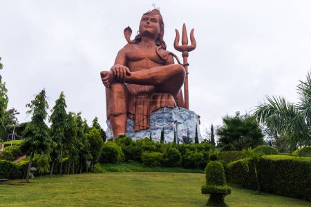 Foto de Dios hindú Señor Shiva con shivalinga estatua aislada con fondo brillante en la imagen de la mañana se toma en la estatua de la creencia nathdwara rajasthan india. - Imagen libre de derechos
