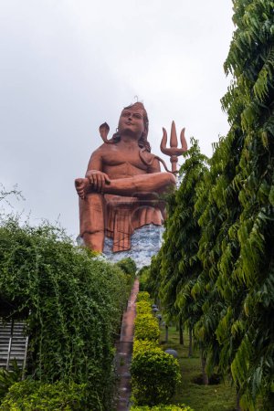 Foto de Dios hindú Señor Shiva estatua aislada con fondo brillante en la mañana de la imagen perspectiva única se toma en la estatua de la creencia nathdwara rajasthan india. - Imagen libre de derechos