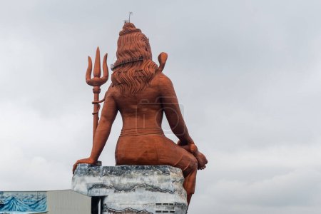Foto de Vista posterior de dios hindú Señor Shiva estatua aislada con fondo brillante en la imagen de la mañana se toma en la estatua de la creencia nathdwara rajasthan india. - Imagen libre de derechos