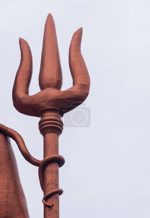Foto de Dios hindú Señor Shiva estatua tridente con cielo brillante en la mañana desde una perspectiva única - Imagen libre de derechos