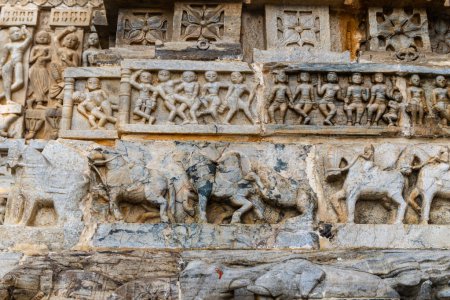 Téléchargez les photos : Sculptures antiques uniques sculptures d'éléphants sur le mur de temple sacré hindou à l'image de jour est prise au temple Jagdish udaipur rajasthan Inde. - en image libre de droit