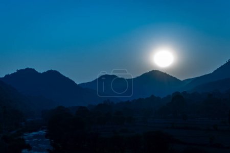 Téléchargez les photos : Pleine lune lever paysage dramatique avec chaîne de montagnes la nuit sous un angle plat - en image libre de droit