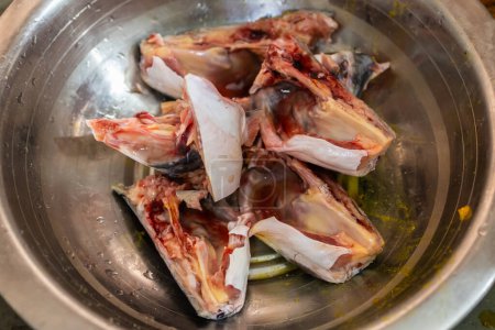 poisson frais de coupe après le lavage prêt à frire à la maison sous un angle différent