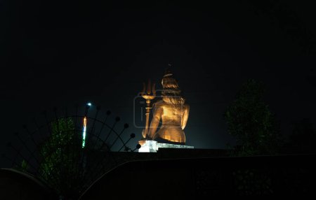 arrière vue de hindou dieu seigneur shiva isolé statue la nuit de différents angles image est prise à la statue de la croyance nathdwara rajasthan Inde.